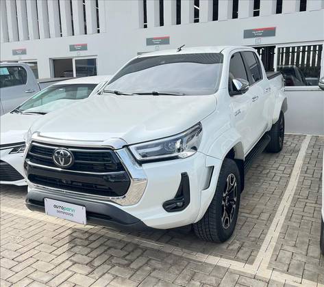 TOYOTA HILUX 2.8 D-4D TURBO DIESEL CD SRX PLUS 4X4 AUTOMÁTICO